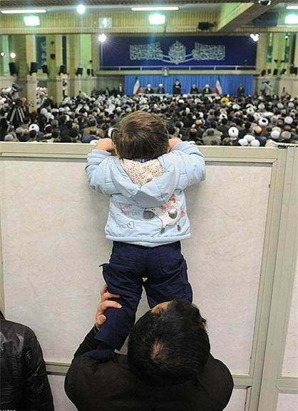 عکسی متفاوت از دیدار با رهبر انقلاب عکسی متفاوت از دیدار با رهبر انقلاب