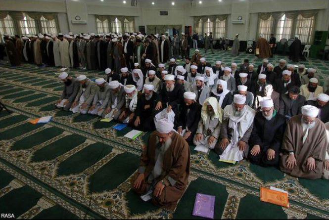 دو نماز جماعت در حاشیه همایش وحدت!+تصاویر دو نماز جماعت در حاشیه همایش وحدت!+تصاویر