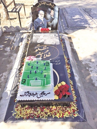 جشن تولد مرحوم مظلومی در بهشت زهرا(س)+عکس جشن تولد مرحوم مظلومی در بهشت زهرا(س)+عکس