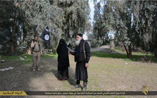 سنگسار یک زن عراقی توسط گروهک داعش! +تصاویر سنگسار یک زن عراقی توسط گروهک داعش! +تصاویر