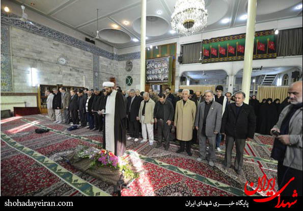 تشییع مادر 2 شهید بدون حضور مسئولین بنیاد شهید+ عکس تشییع مادر 2 شهید بدون حضور مسئولین بنیاد شهید+ عکس