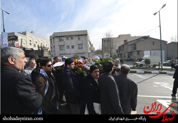 تشییع مادر 2 شهید بدون حضور مسئولین بنیاد شهید+ عکس تشییع مادر 2 شهید بدون حضور مسئولین بنیاد شهید+ عکس