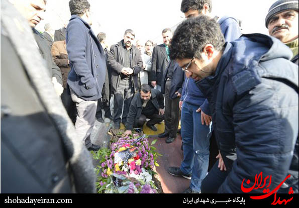 تشییع مادر 2 شهید بدون حضور مسئولین بنیاد شهید+ عکس تشییع مادر 2 شهید بدون حضور مسئولین بنیاد شهید+ عکس