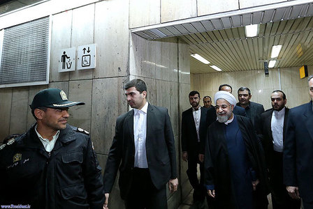 گفت‌وگوی صمیمی روحانی با مردم در متروی تهران