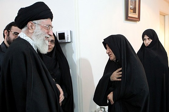 همسرشهید تازه به فکر میافتد که چه باید بکند همسرشهید تازه به فکر میافتد که چه باید بکند