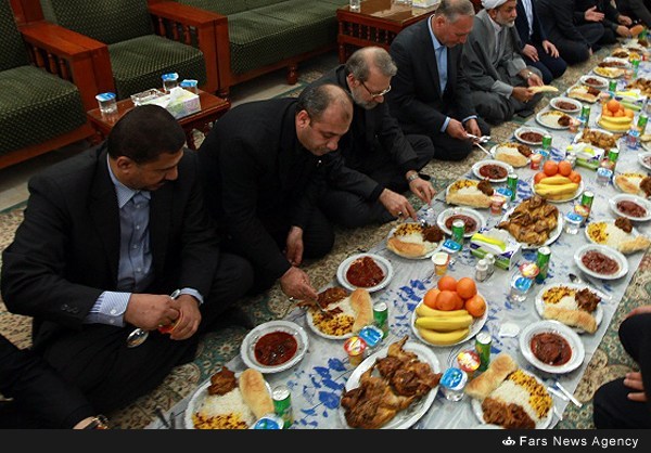 سفره شام علی لاریجانی در نجف +عکس
