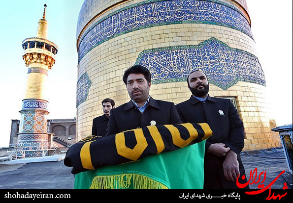 تصاویر/تعویض پرچم گنبد حرم مطهر رضوی - مشهد