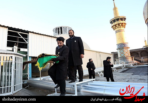 تصاویر/تعویض پرچم گنبد حرم مطهر رضوی - مشهد