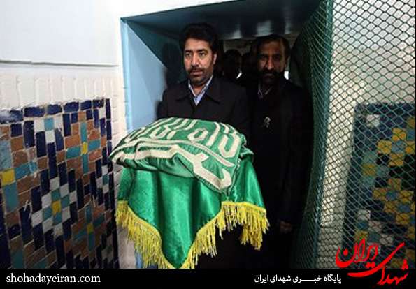 تصاویر/تعویض پرچم گنبد حرم مطهر رضوی - مشهد