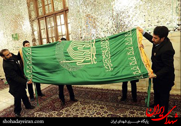 تصاویر/تعویض پرچم گنبد حرم مطهر رضوی - مشهد