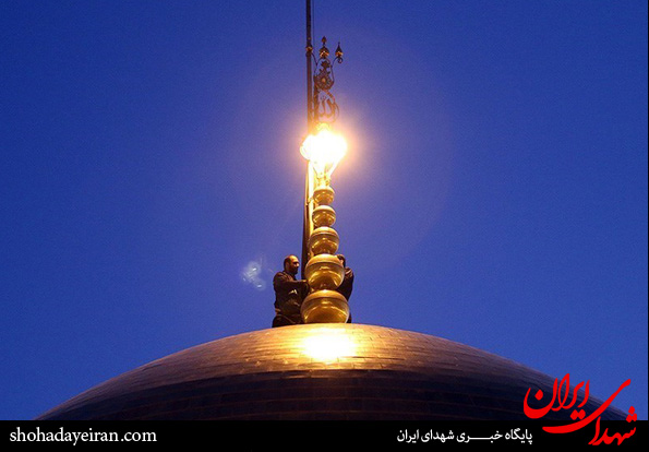 تصاویر/تعویض پرچم گنبد حرم مطهر رضوی - مشهد