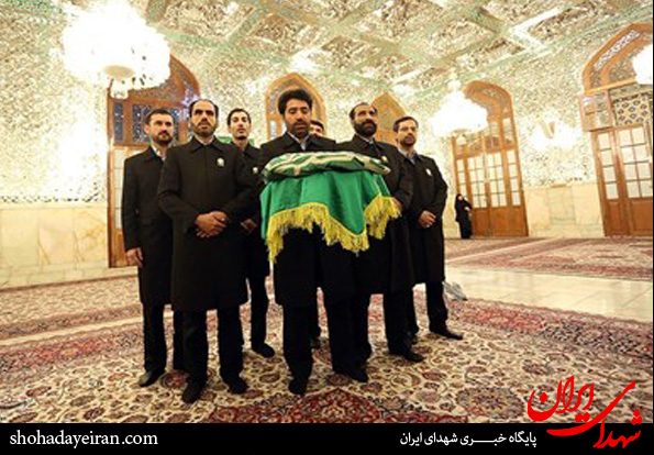 تصاویر/تعویض پرچم گنبد حرم مطهر رضوی - مشهد