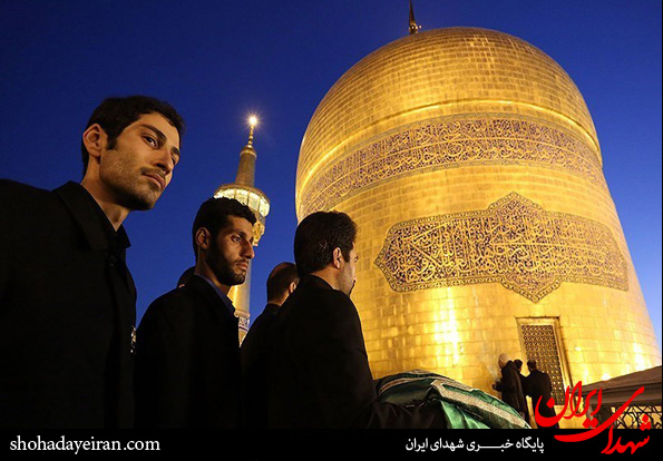 تصاویر/تعویض پرچم گنبد حرم مطهر رضوی - مشهد