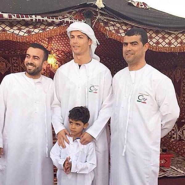 ˝رونالدو˝ و خانوادهاش در لباس عربی+عکس ˝رونالدو˝ و خانوادهاش در لباس عربی+عکس