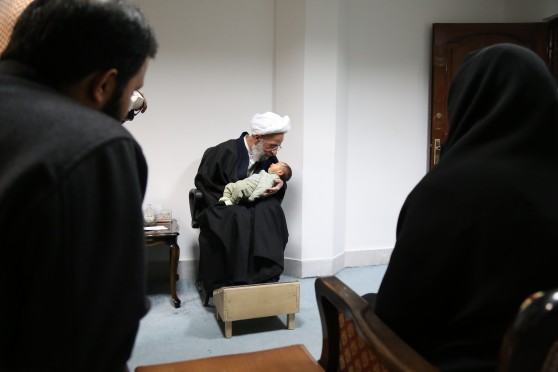 اذان در گوش نوزاد توسط علامه مصباح یزدی +عکس