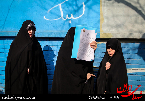 تصاویر/اعطای نامه اعتراضی بسیج خواهران دانشگاه های تهران به سفارت فرانسه