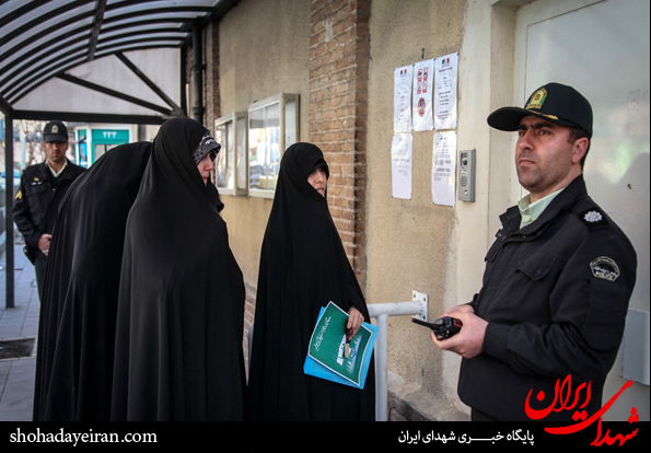 تصاویر/اعطای نامه اعتراضی بسیج خواهران دانشگاه های تهران به سفارت فرانسه