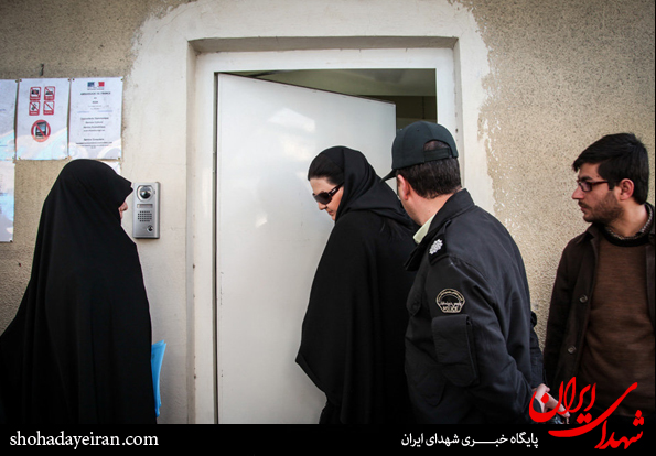 تصاویر/اعطای نامه اعتراضی بسیج خواهران دانشگاه های تهران به سفارت فرانسه
