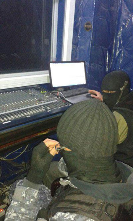 مجری برنامه های زنده داعش در رادیو + عکس مجری برنامه های زنده داعش در رادیو + عکس