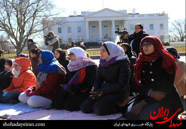 عکس/اقامه نماز جمعه مقابل کاخ سفید