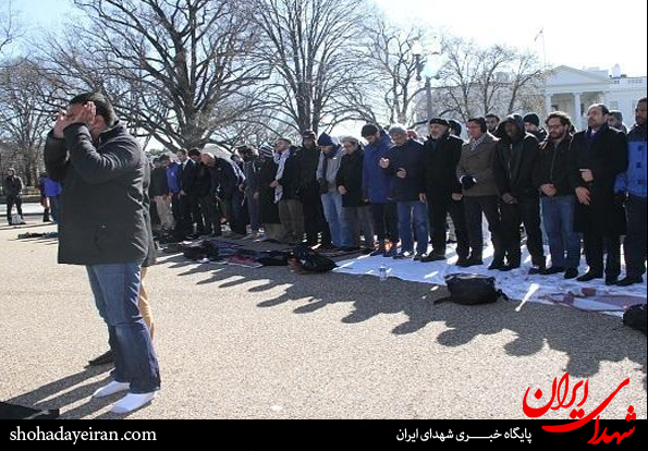 عکس/اقامه نماز جمعه مقابل کاخ سفید