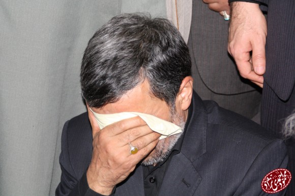 قرآن خواندن و گریه احمدی‌نژاد در ختم مادرش+عکس