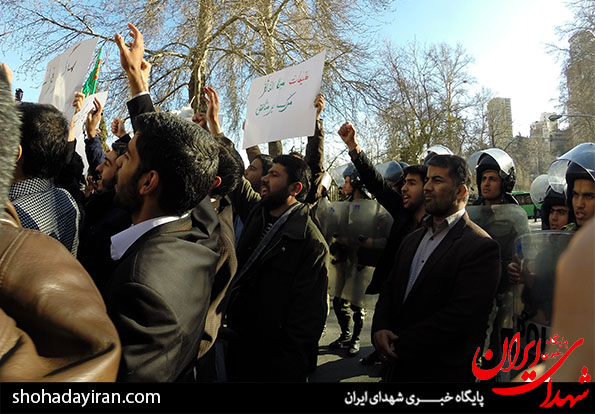 عکس/ تجمع دانشجویان در مقابل سفارت سوئیس