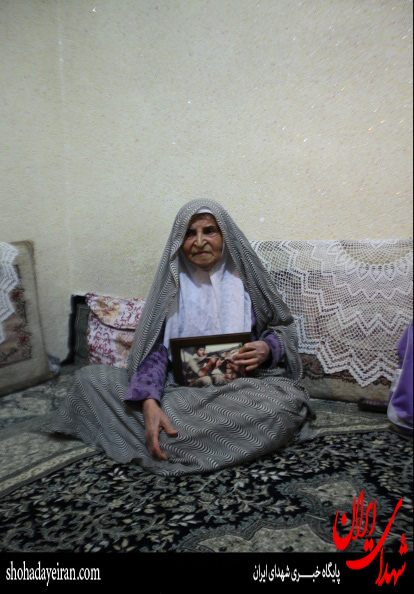 عکس یادگاری بنیاد شهید و شهرداری در خانه مادر شهید!/ برای مادر شهید بودجه ندارند عکس یادگاری بنیاد شهید و شهرداری در خانه مادر شهید!/ برای مادر شهید بودجه ندارند