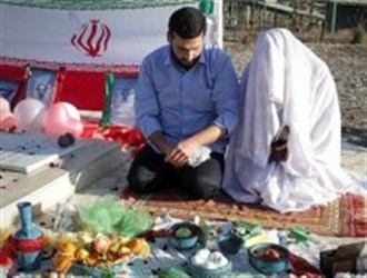 مراسم عقد زوج دانشجو در جوار «مزار شهدای گمنام» مراسم عقد زوج دانشجو در جوار «مزار شهدای گمنام»