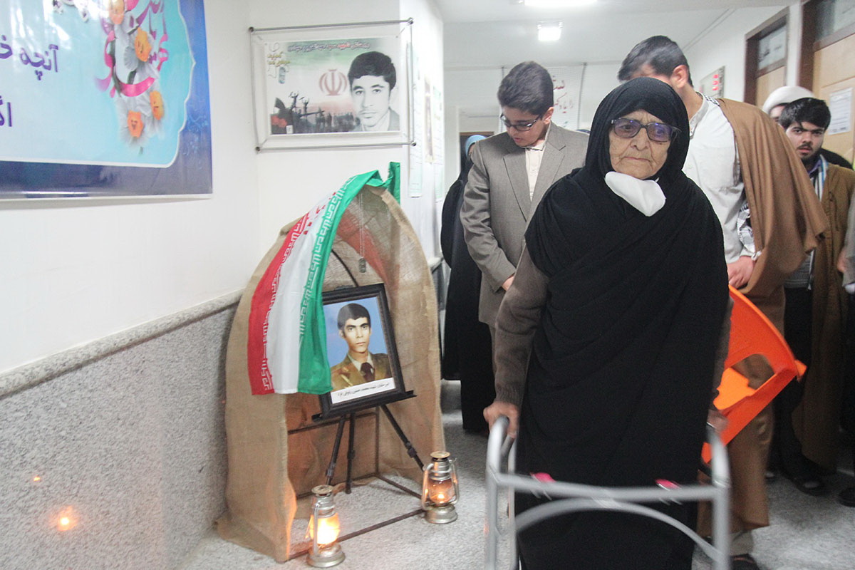 مادر شهیدی که منزل خود را مادر شهیدی که منزل خود را