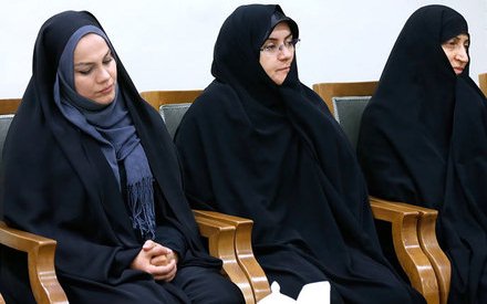 نرگس آبیار با چادر/عكس