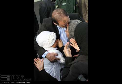 دیپلمات آزاد شده ایرانی در آغوش خانواده +تصاویر دیپلمات آزاد شده ایرانی در آغوش خانواده +تصاویر