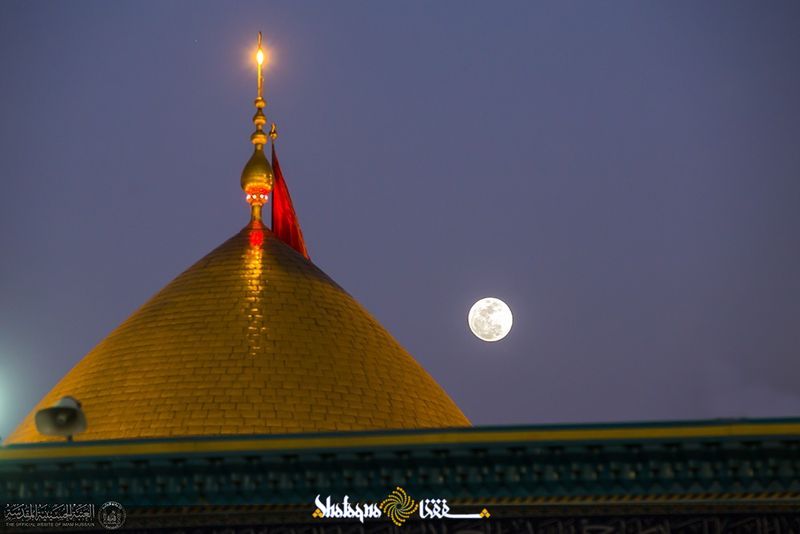 تصویری زیبا از ماه در جوار گنبد حرم قمر بنی‌هاشم(ع)