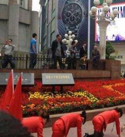 تنبيه عجيب کارمندان يک شرکت آرایشی+عکس تنبيه عجيب کارمندان يک شرکت آرایشی+عکس