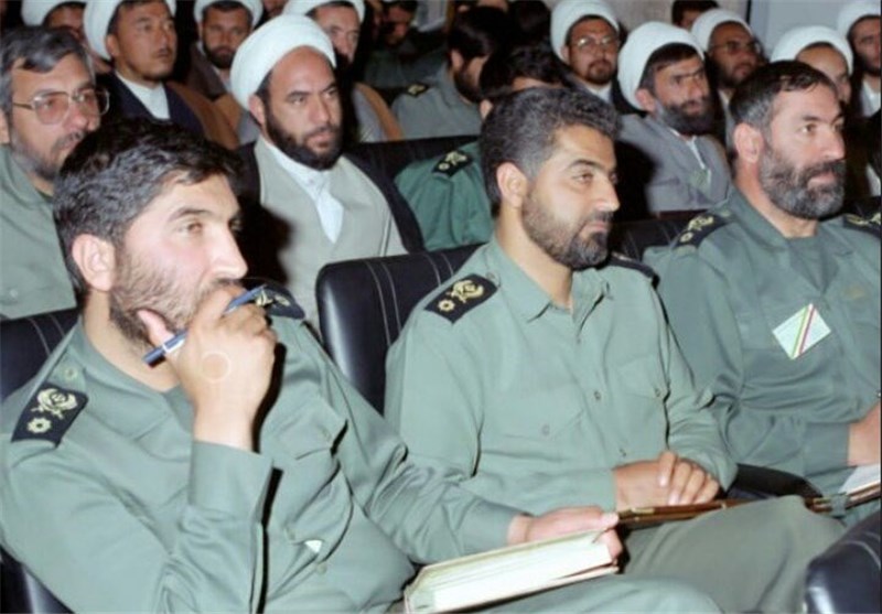 سرلشکر «قاسم سلیمانی»،میان دو شهید+عکس سرلشکر «قاسم سلیمانی»،میان دو شهید+عکس
