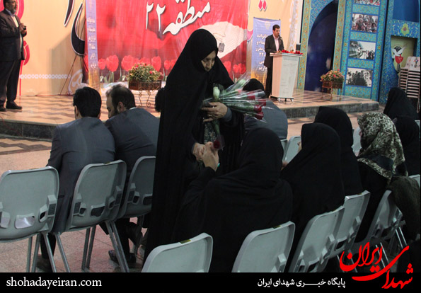 تصاویر/ غبار روبی قبور شهدا با گل و گلاب