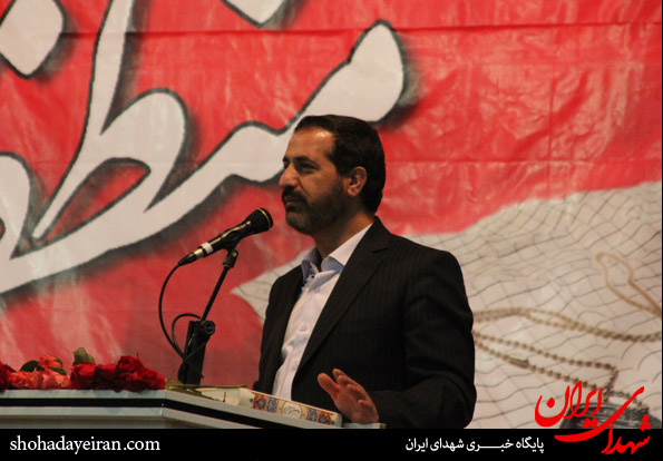 تصاویر/ غبار روبی قبور شهدا با گل و گلاب