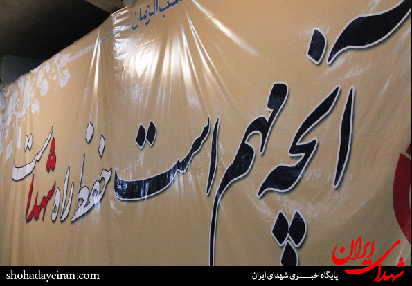 تصاویر/ غبار روبی قبور شهدا با گل و گلاب