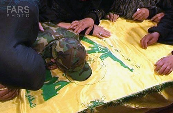 بوسه خداحافظی بر پیکر پدر
