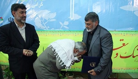 عکس/ بوسه سردار بر دستان معلم