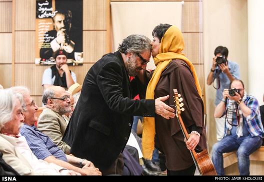 عکس/ بوسیدن کیمیایی توسط نوازنده زن