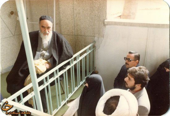 عکس / امام خمینی(ره) در حال خواندن خطبه عقد یک زوج جوان عکس / امام خمینی(ره) در حال خواندن خطبه عقد یک زوج جوان