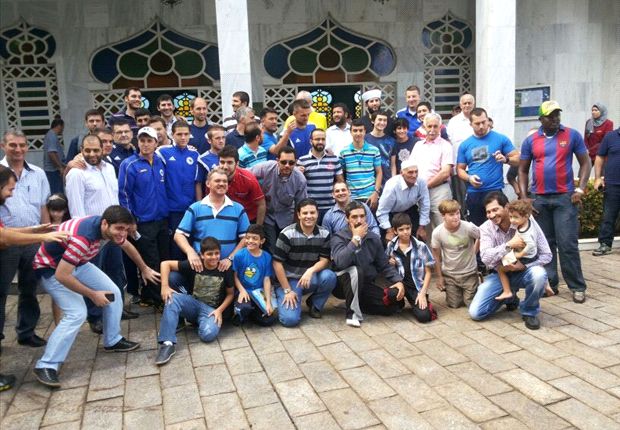 حضور بازیکنان تیم ملی بوسنی در نماز جمعه+ عکس حضور بازیکنان تیم ملی بوسنی در نماز جمعه+ عکس