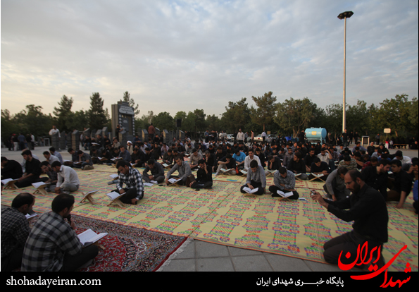 تصاویر/ ترتیل خوانی قرآن کریم در جوار شهدای رمضان