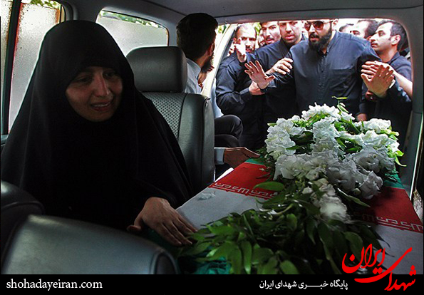 تشییع پیکر پدر شهیدان صادقی با حضور احمدی نژاد