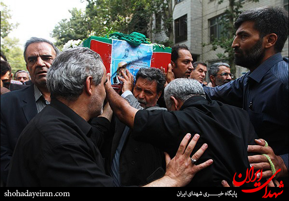 تشییع پیکر پدر شهیدان صادقی با حضور احمدی نژاد