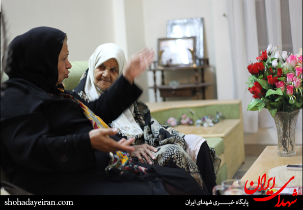 حضور یک بازیگر در خانه مادر شهید تنها + فیلم حضور یک بازیگر در خانه مادر شهید تنها + فیلم