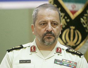 دیدار فرمانده ناجا با خانواده شهید تیمسار وحید دستگردی دیدار فرمانده ناجا با خانواده شهید تیمسار وحید دستگردی