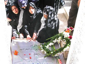 عکس/ خانواده شهید رضا سلمانی بر سر مزار فرزندش