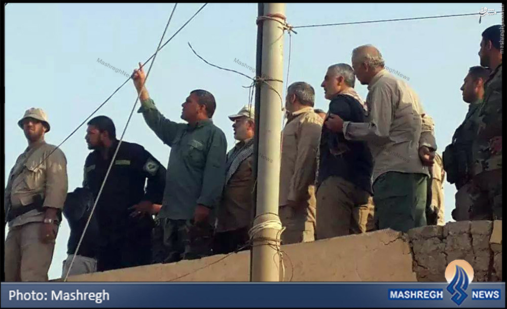 حاج قاسم سلیمانی بر پشت بامی در عراق+عکس حاج قاسم سلیمانی بر پشت بامی در عراق+عکس